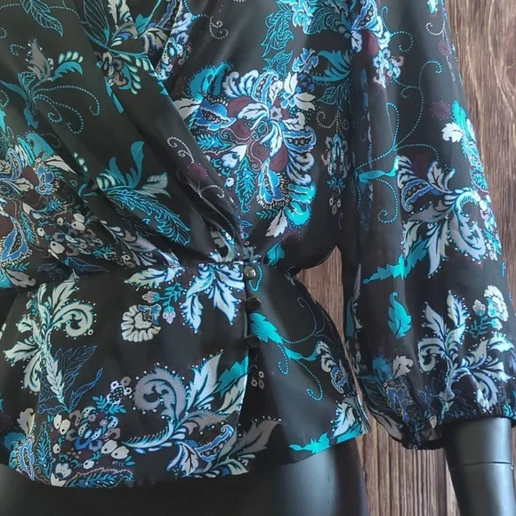 Eva Mendes New York & Company Black and Blue Floral Wrap Blouse Medium - Picture 3 of 10